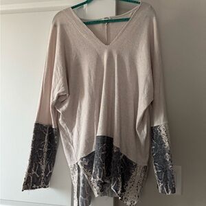 Women's Beige and Gray V-Neck Long Sleeve Print Top